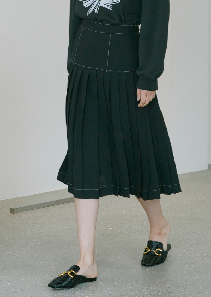Stitch Pleats Skirt - Black